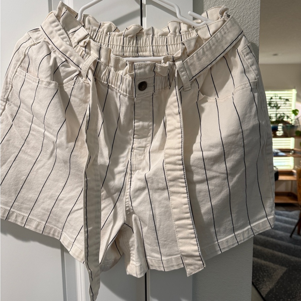 Women’s Time & Tru- size 14 Striped Cream Women's Shorts